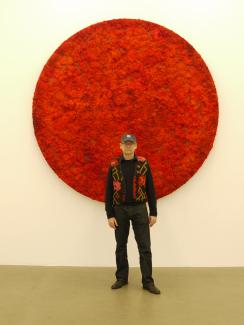 organic red, round ø 250cm, the gallerist and art dealer Kai Hilgemann in the exhibition 'Here comes the sun' 