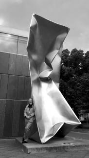 artist and his sculpture Cerberus in front of Investitionsbank IBB Berlin